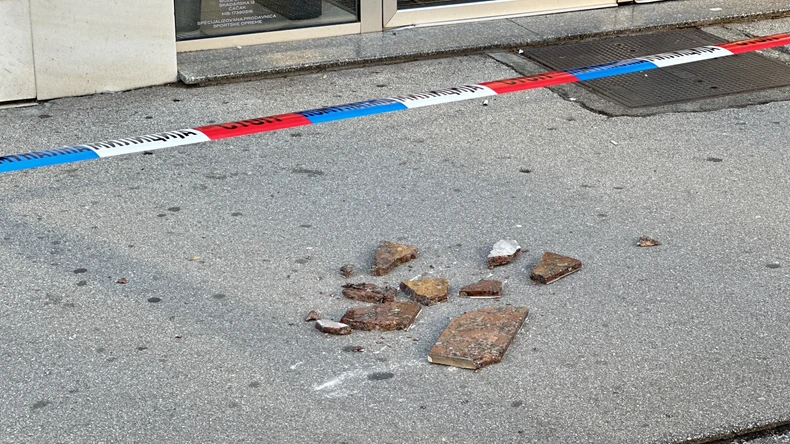 Obrušila se mermerna ploča u centru Čačka