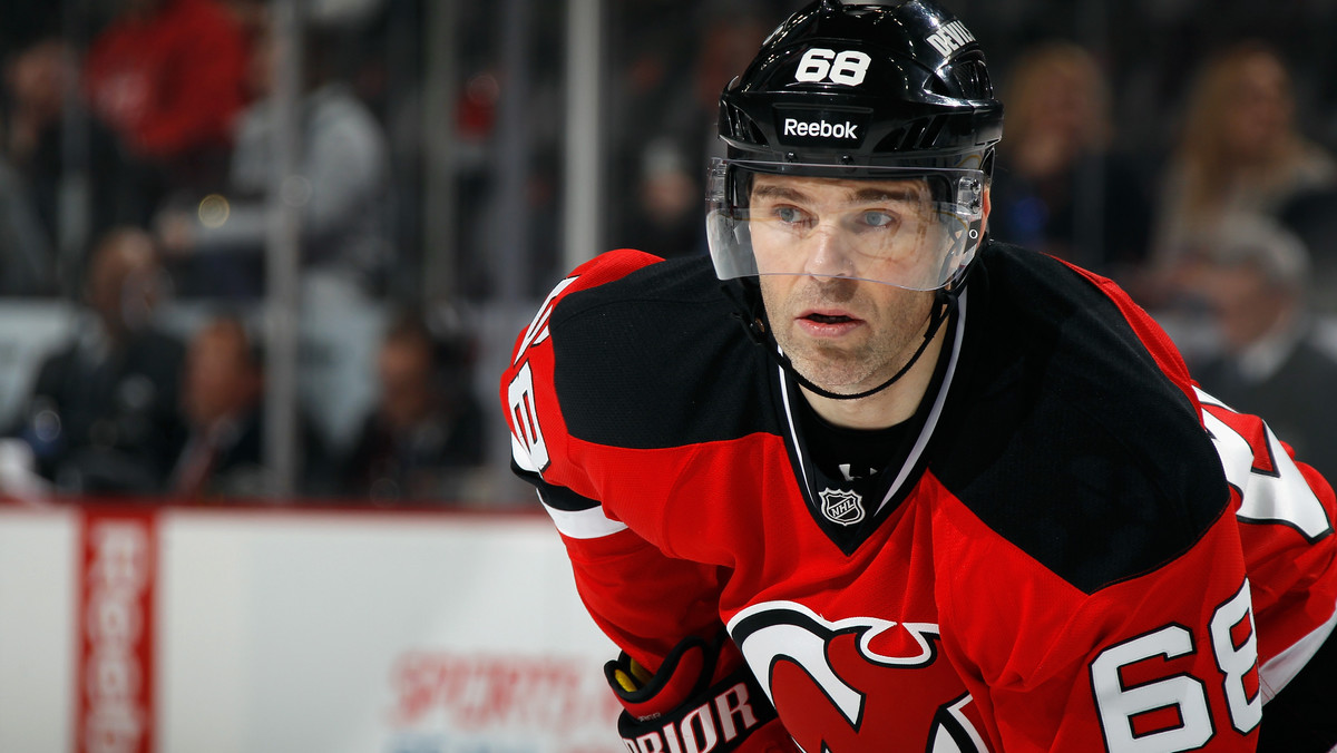 42-letni Jaromir Jagr nie brał udziału w ligowych rozgrywkach NHL od 9 stycznia. Początkowo u Czecha zdiagnozowano grypę, z czasem okazało się jednak, że Jagr przechodzi równocześnie "świnkę". Wirus nagminnego zapalenia przyusznic to w tym sezonie zmora wielu hokeistów NHL.