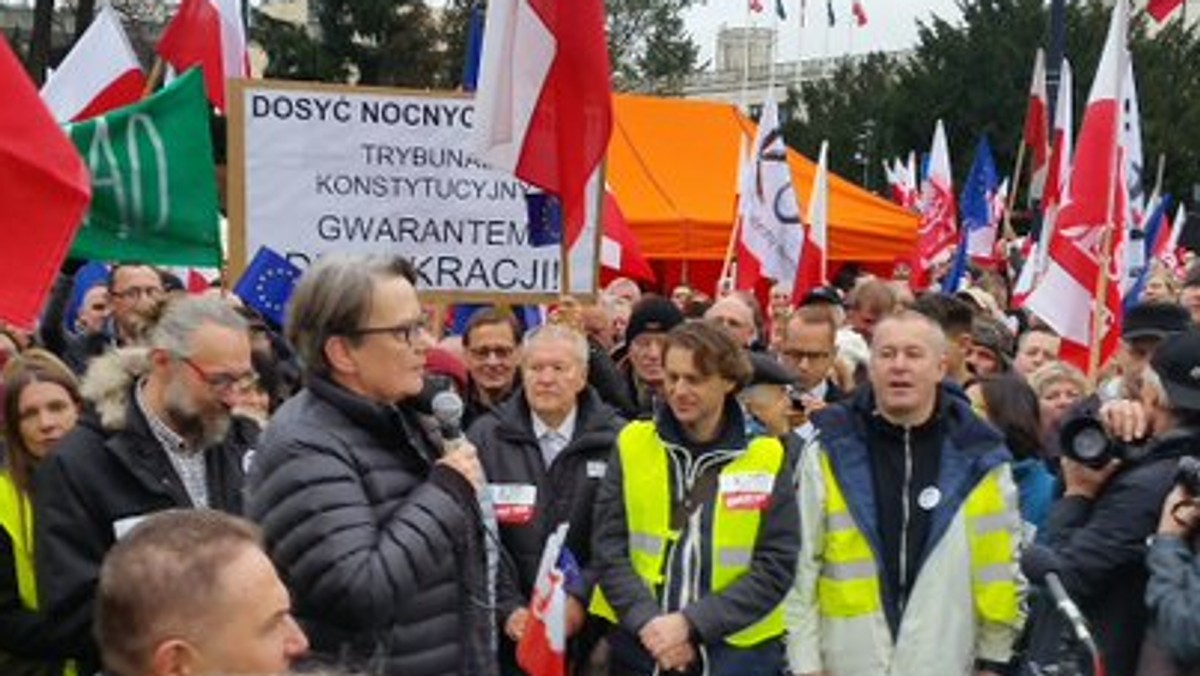 - Nie głosowałam na PiS, ale nawet moją wyobraźnię przekroczyło to, co robią. Oszukali i okłamują nawet tych, co na nich głosowali - mówiła Agnieszka Holland na warszawskiej manifestacji w obronie Trybunału Konstytucyjnego. Takie same protesty odbywają się w ponad 20 miastach w kraju. Głos zamiast polityków, zabierają artyści.