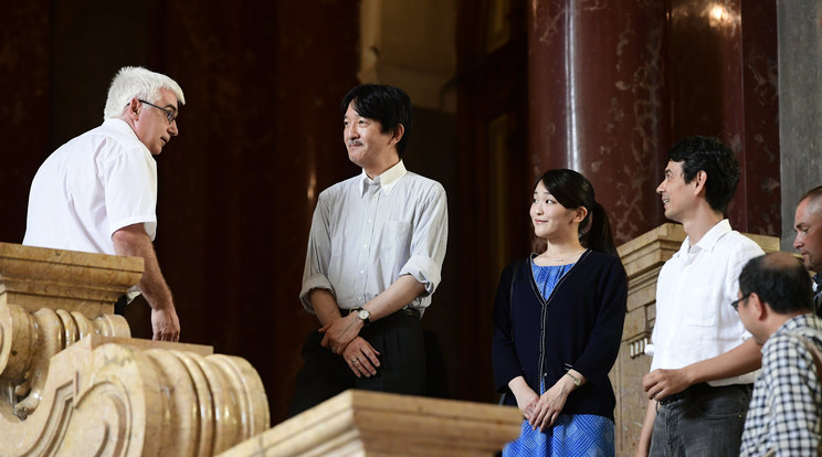 Akisino japán herceg és lánya, Mako hercegnő Kemecsi Lajossal, a Néprajzi Múzeum főigazgatójával, aki elkalauzolja őket a budapesti múzeumban  /Fotó: MTI -Szigetváry Zsolt