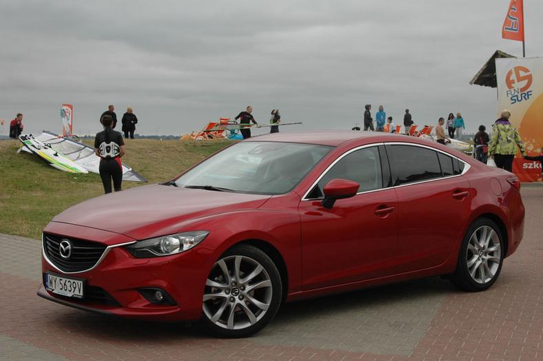Mazda 6 okazała się bardzo przyjemną towarzyszką długich podróży. Mimo benzynowego silnika pod maską zasięg auta 
(775 km) pozwala rzadko uzupełniać paliwo 
w zbiorniku
