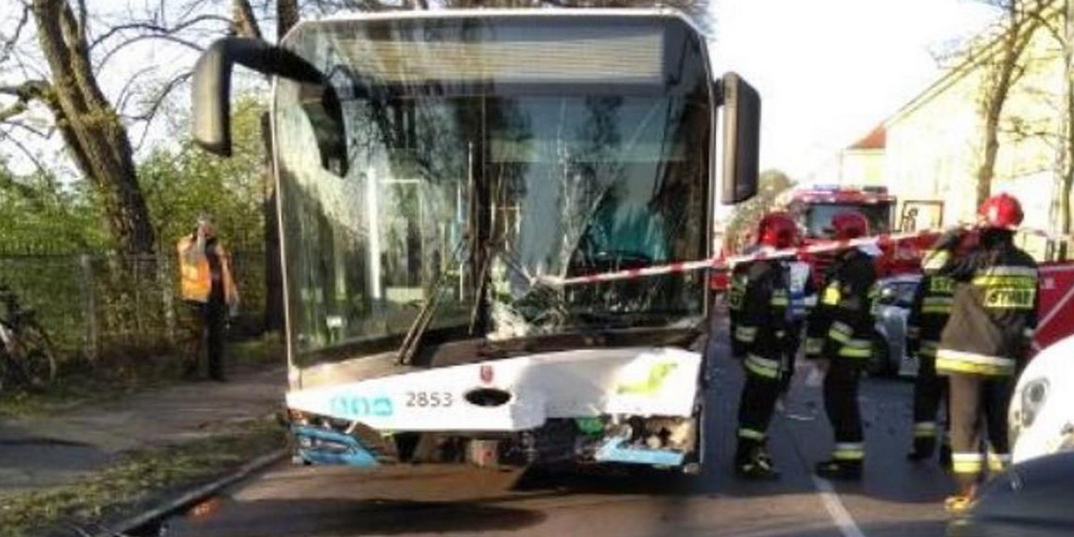 Szczecin. Autobus zderzył się z samochodem. Jedna osoba nie żyje. 12 rannych