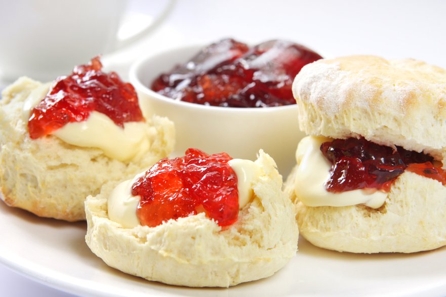 Scones z dżemem i serkiem - robynmac/stock.adobe.com