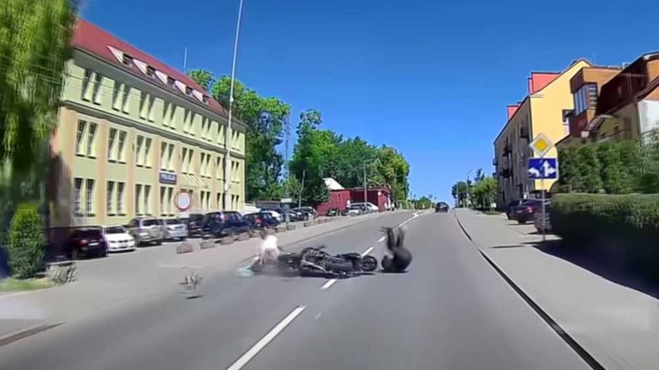 Zderzenie motocyklisty i skuterzysty w Sztumie Źródło: YouTube/StopCham