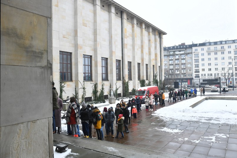 Kolejka przed wejściem do muzeum