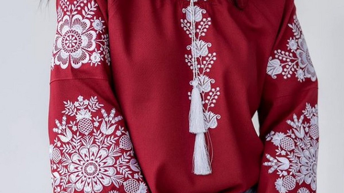 Vyshyvanka, czyli tradycyjna ukraińska bluzka. "Chciałam połączyć  współczesną modę z tradycjami" - Moda