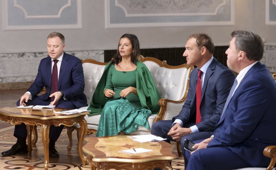 Promotorii ruși îl cunosc pe Alexander Lukașenko.  Al doilea din stânga Simonyan, al treilea din stânga Babacan (2020)