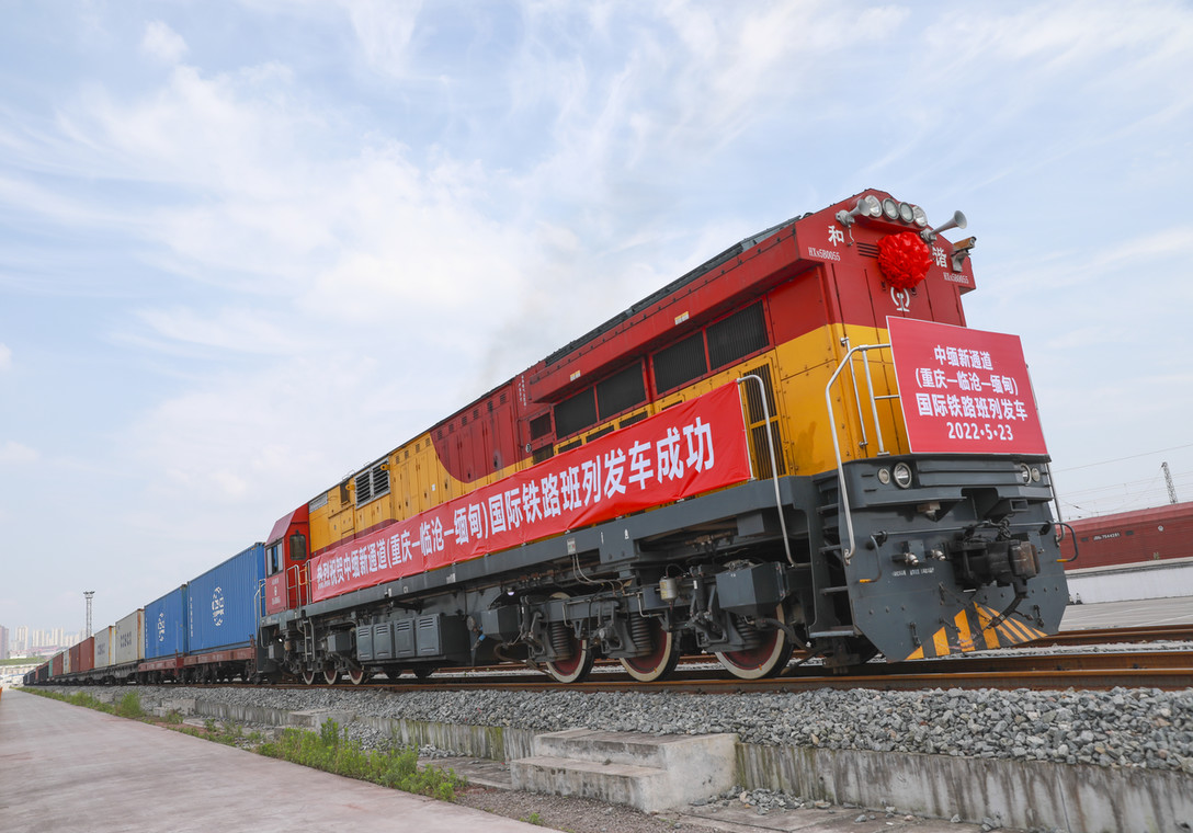 Pierwszy pociąg towarowy z Chin do Birmy. Trasa została otwarta w maju 2022 r.