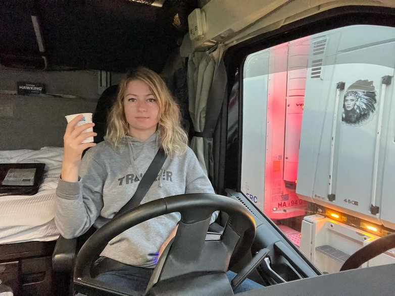 "Nie ogłosiłam od razu: "Hej, będę kierowcą tira, będę wyjeżdżać na kilka tygodni w trasę". Oswajałam ich z tym pomysłem powoli, mówiłam, że zrobię prawko na ciężarówki i zobaczymy, co będzie"/ fot. Instagram @iwonablecharczyk_official/
