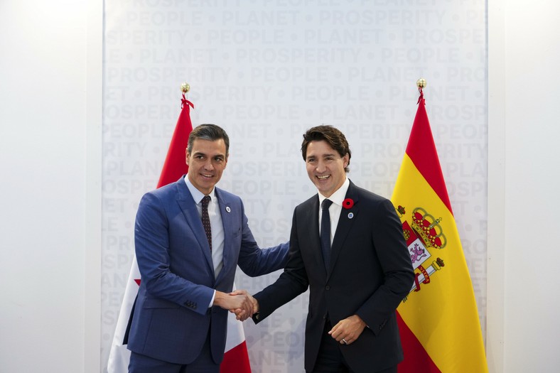 Pedro Sanchez i Justin Trudeau na szczycie G20 w Rzymie w 2021 r.