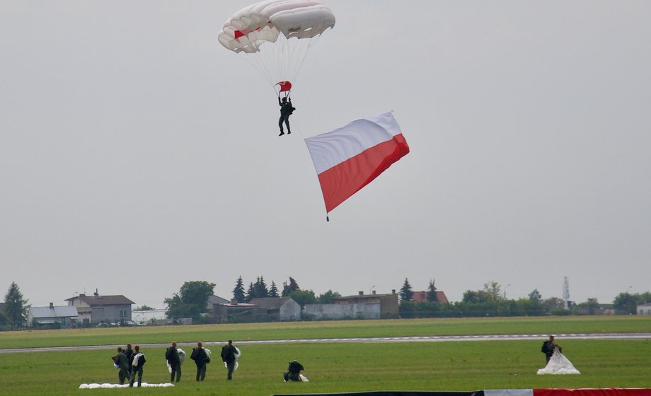 Podczas inauguracji Air Show 2017 Radom widzowie obserwowali desant spadochroniarzy z flagami krajów, które biorą udział w imprezie. 