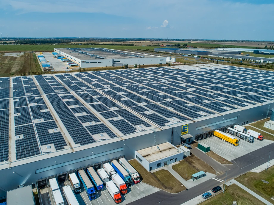 Instalacja dach Wschód-Zachód mocy 9 MW na dachu w Niemczech. Realizacja Reca Solar. Centrum logistyczne EDEKA  fot. RECA SOLAR