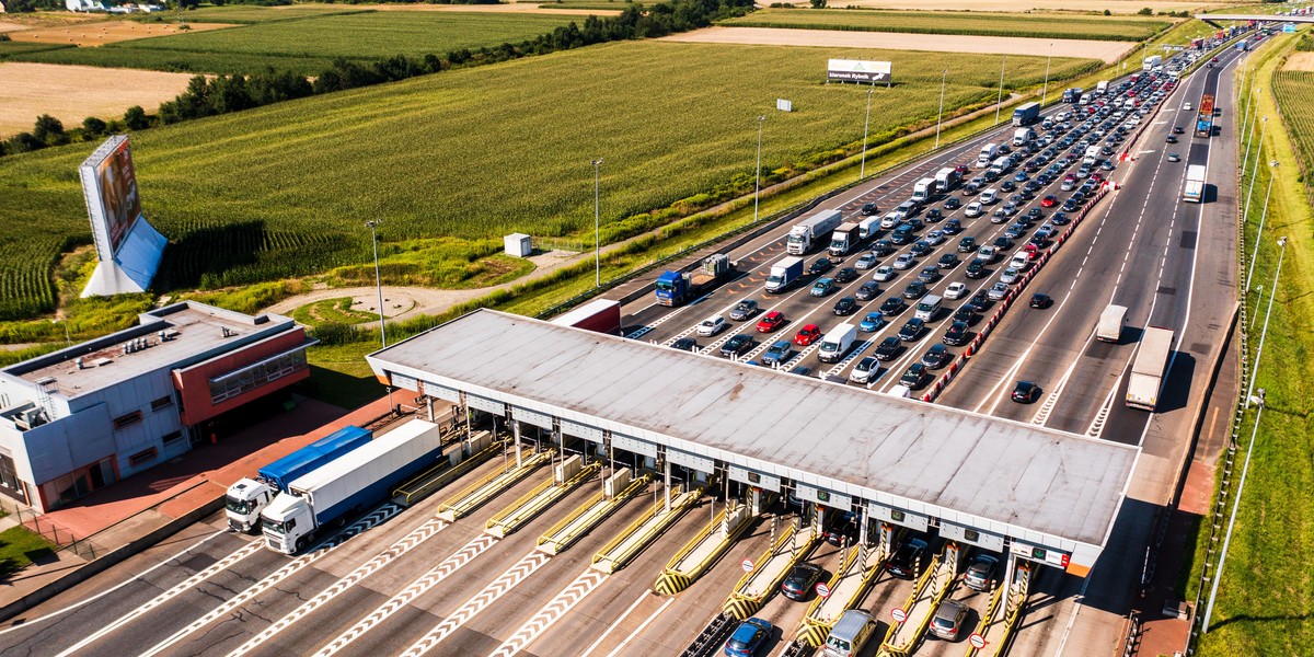 Obietnica Jarosława Kaczyńskiego — zniesienia opłat na autostradach — będzie stosunkowa łatwa na odcinkach zarządzanych przez państwo. W przypadku prywatnych odcinków koszty mogą pójść w dziesiątki miliardów złotych. 