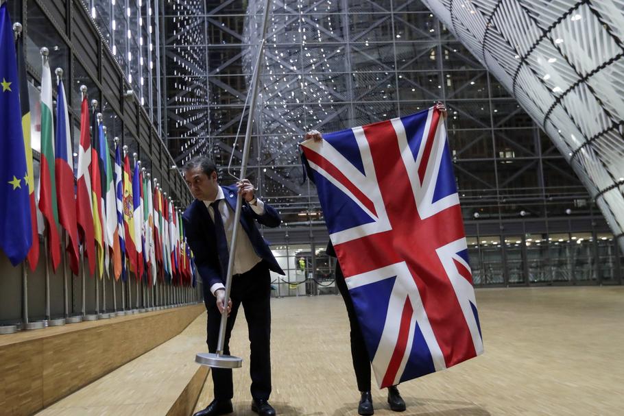 Wielka Brytania opuściła formalnie Unię Europejską. Z wszelkich instytucji unijnych zniknęły brytyjskie flagi 