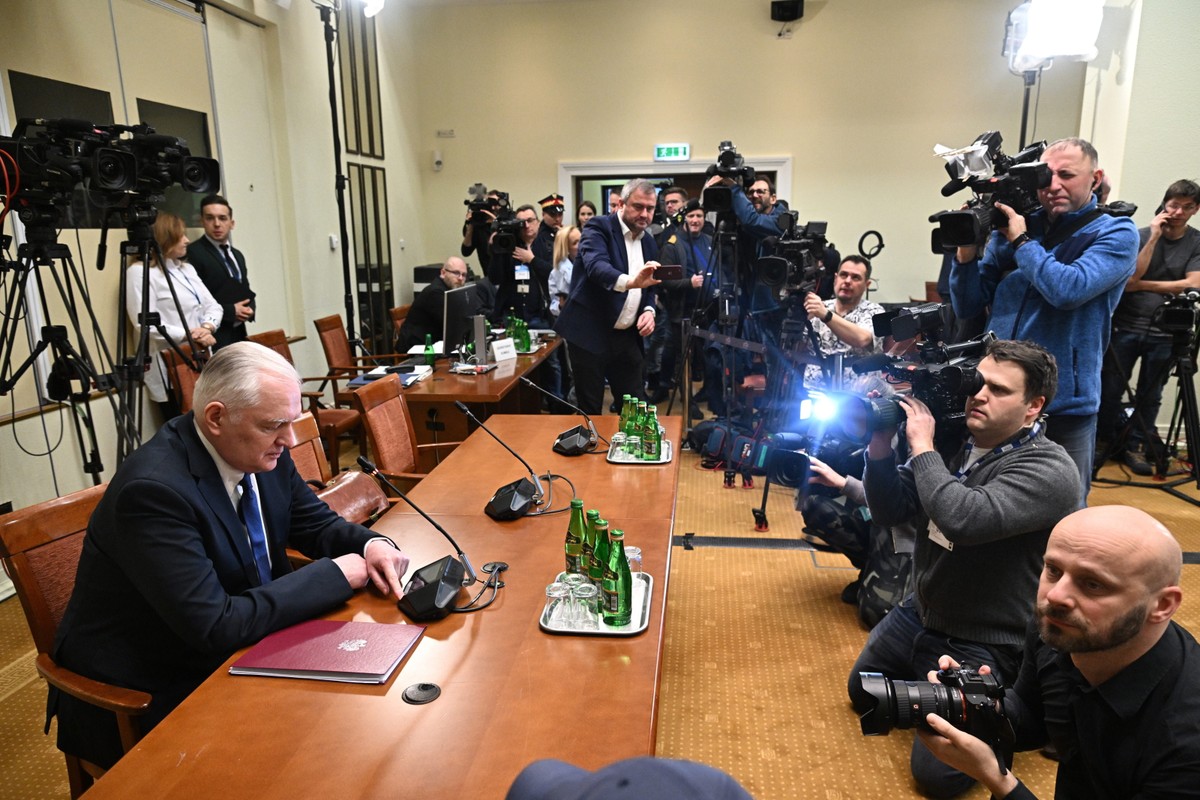 Były wicepremier w rządzie PiS Jarosław Gowin przed posiedzeniem sejmowej komisji śledczej do zbadania legalności, prawidłowości oraz celowości działań podjętych w celu przygotowania i przeprowadzenia wyborów Prezydenta Rzeczypospolitej Polskiej w 2020 r. w formie głosowania korespondencyjnego