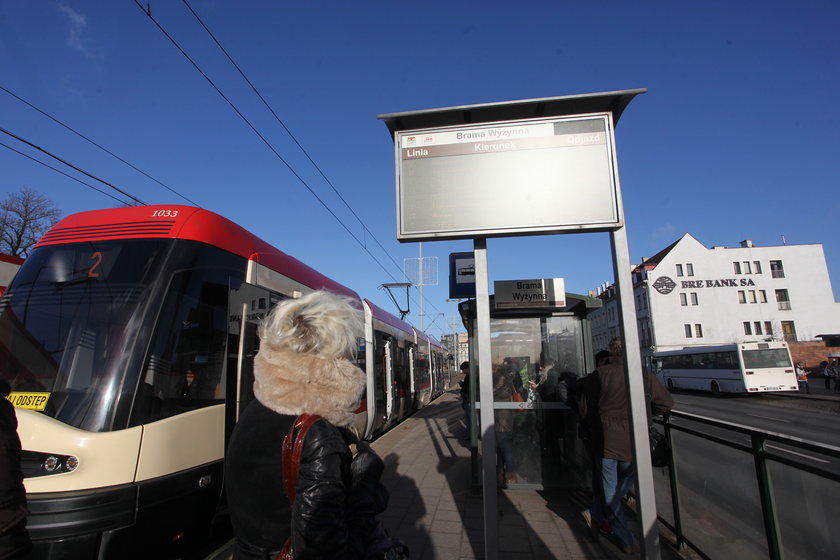 Przystanek tramwajowy z tablicą