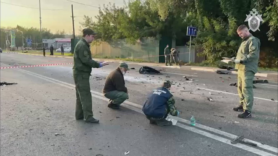 Śledczy na miejscu zamachu, w którym zginęła Daria Dugina