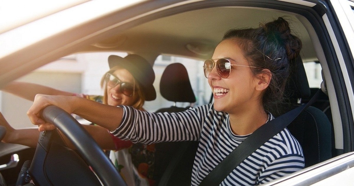 Passenger princess, DJ, a może nawigator? Znamy najczęstsze nawyki Polaków na fotelu pasażera