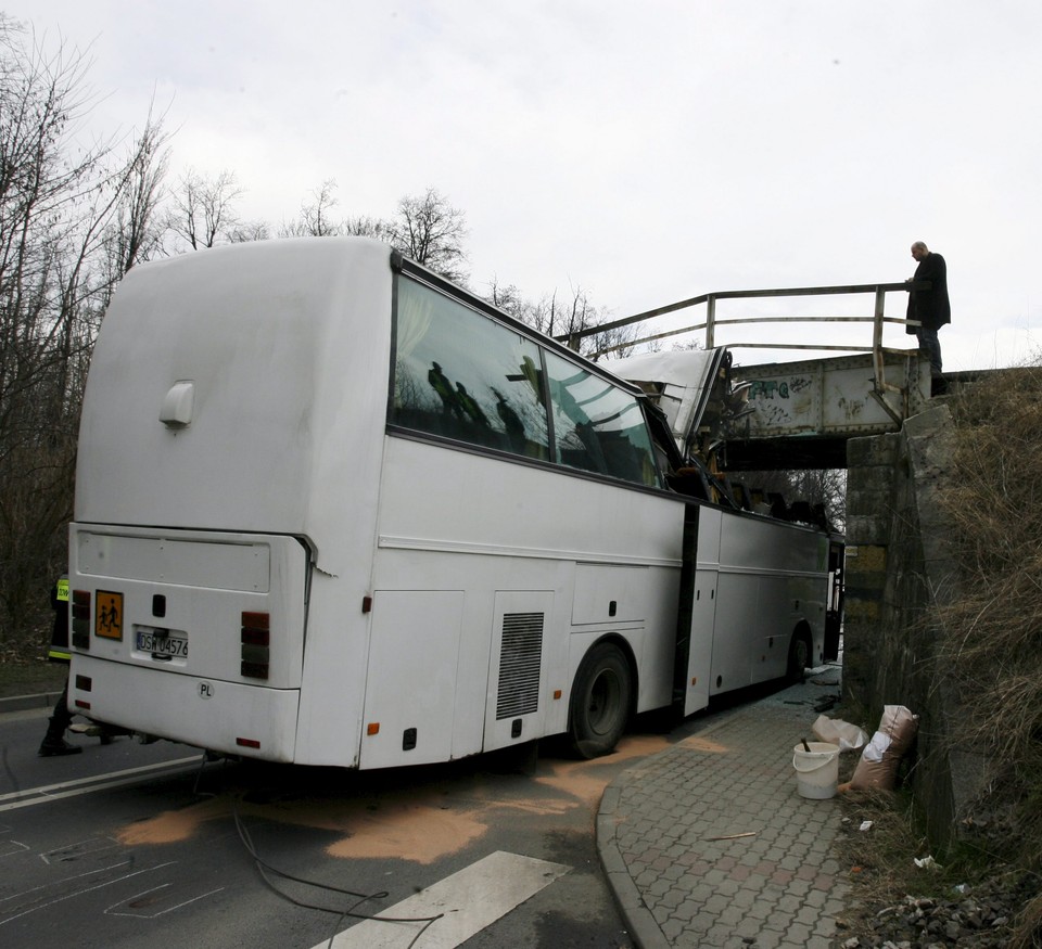 ŚWIDNICA WYPADEK AUTOBUS DZIECI RANNI