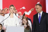 Kinga Duda przemawia podczas wieczoru wyborczego. Wystąpieniu przysłuchują się Andrzej Duda i Agata Kornhauser-Duda