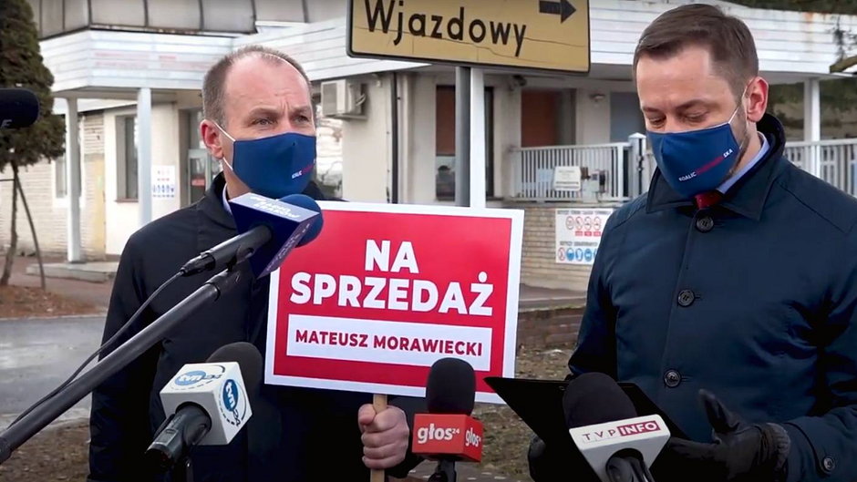 Posłowie przed bazą Orlen Kraków-Olszanica