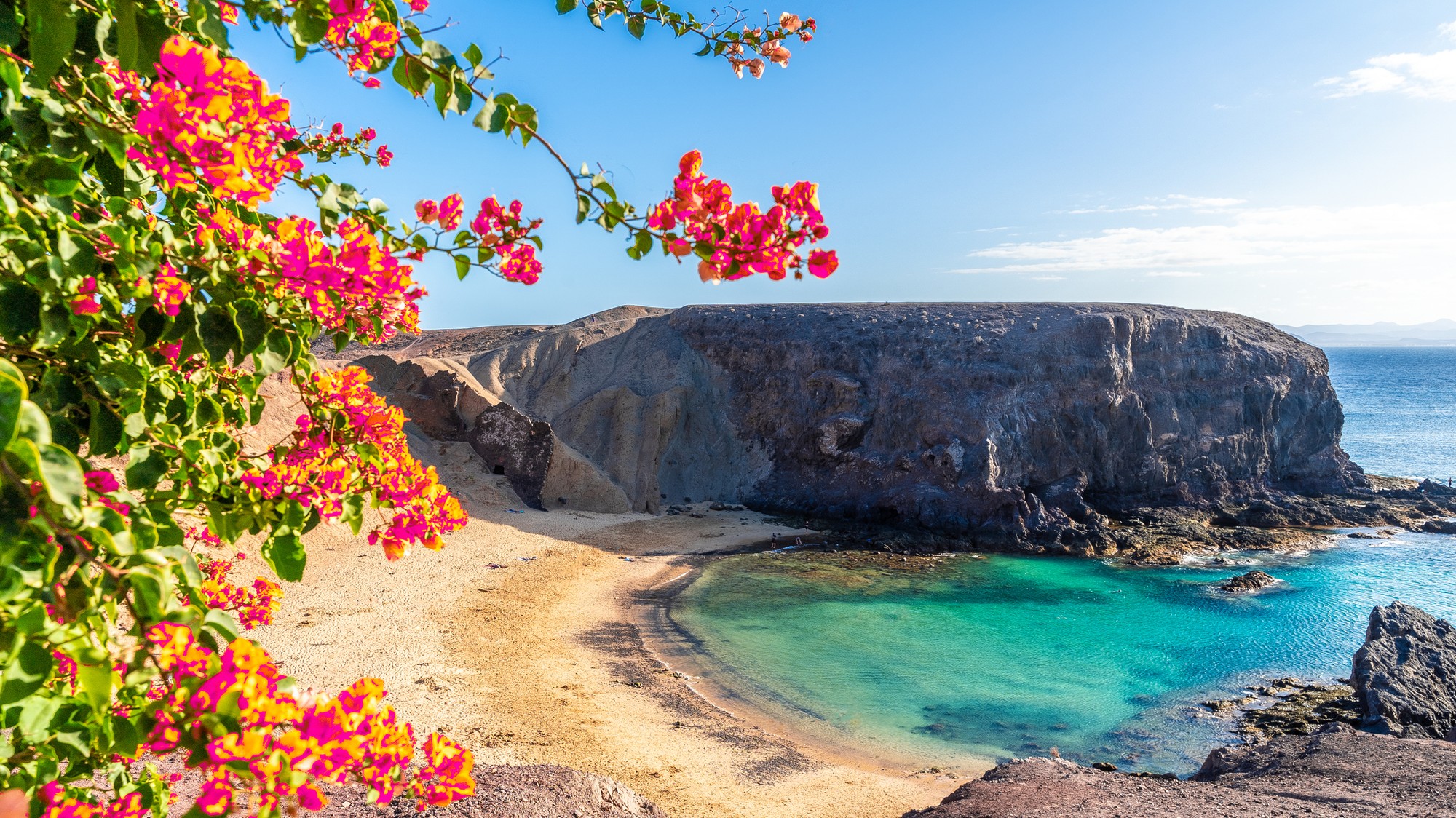 Slnečné zátoky Papagayo na Lanzarote.
