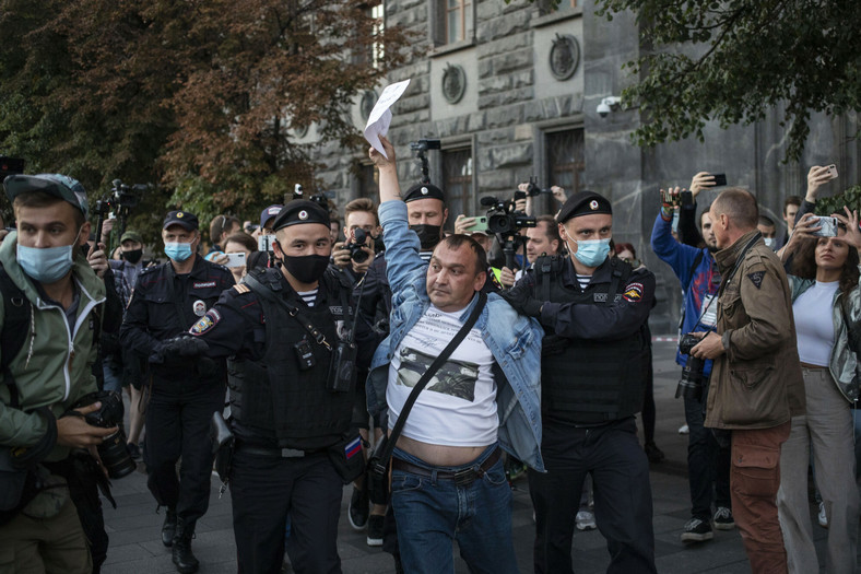 Policjanci zatrzymują protestującego przed budynkiem Federalnej Służby Bezpieczeństwa w Moskwie, Rosja, 20 sierpnia 2020 r.