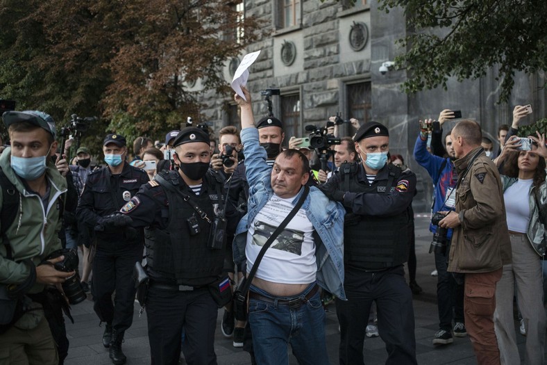 Policjanci zatrzymują protestującego przed budynkiem Federalnej Służby Bezpieczeństwa w Moskwie, Rosja, 20 sierpnia 2020 r.