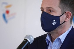 Trzaskowski krytykowany za kartki świąteczne. "Brak krzyża to szaleństwo"