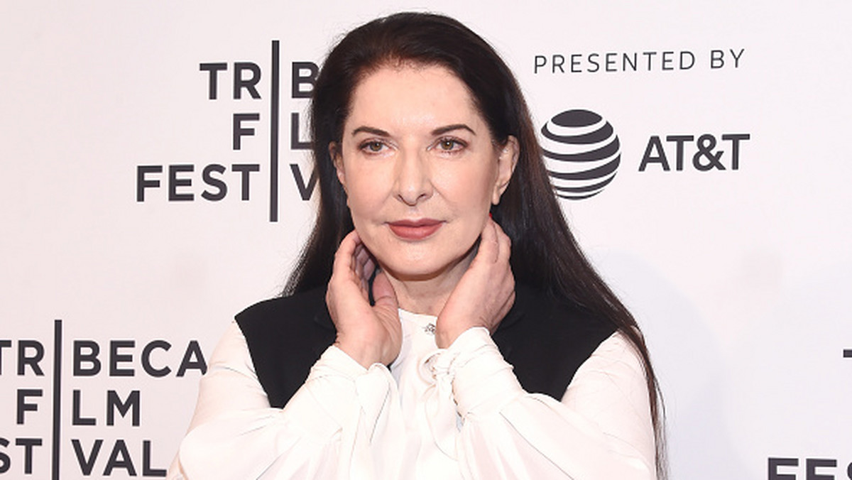 Marina Abramović dźgała się już nożem w ręce, pozwoliła się czesać aż do krwi czy też przyłożyć sobie do szyi naładowaną broń z nadzieją, że któryś z widzów odwiedzie podstawionego mężczyznę od naciśnięcia spustu. Jugosłowiańska artystka znana jest ze swoich ekstrawaganckich i odważnych artystycznych przedsięwzięć. Tym razem postanowiła, że w ramach swojego performance'u pozwoli razić się prądem o natężeniu miliona woltów.