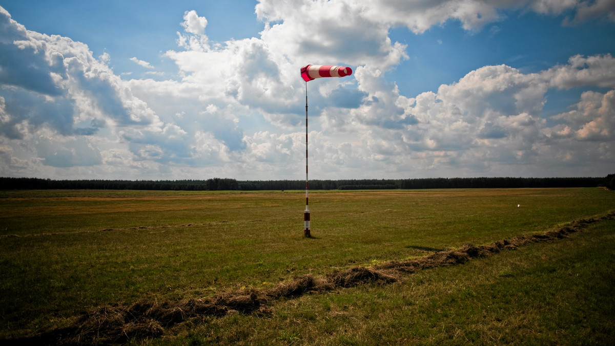 Podczas startu przy pomocy wyciągarki szybowcowej na lotnisku w Lesznie (wielkopolskie) doszło do wypadku, w którym zginął 32-letni lotniarz - poinformował rzecznik wielkopolskiej policji Andrzej Borowiak.