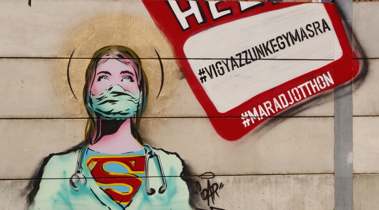 Graffiti Budapesten Superman-kosztümöt hordó nővérrel