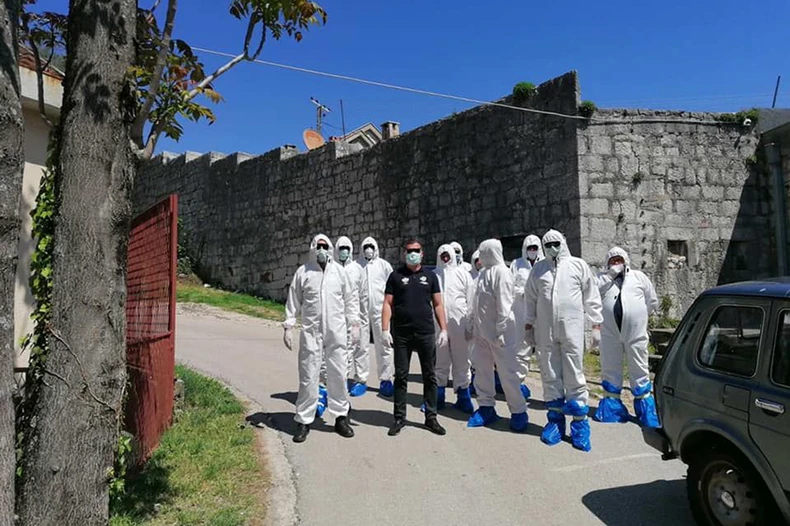 Radnici ekologije i bezbjednosti na poslovima dezinfekcije.