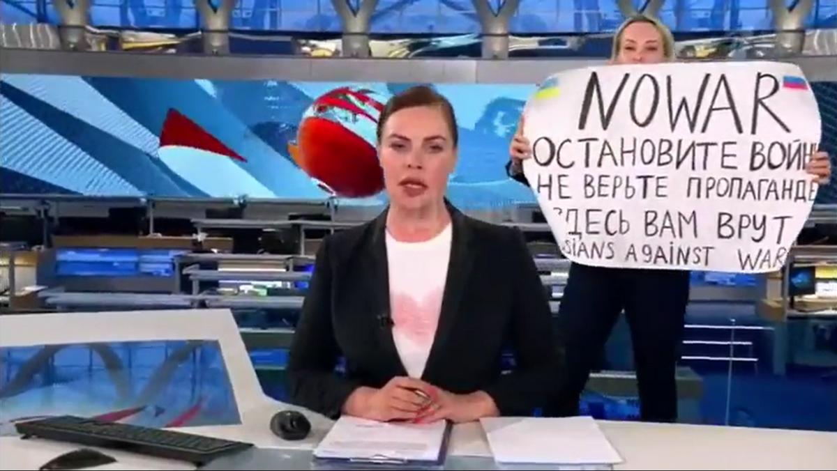 Protest przeciwko wojnie w Ukrainie na antenie 1 Programu rosyjskiej telewizji