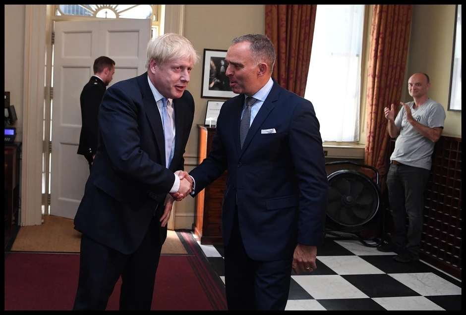 Kamings (desno u ćošku) trenutno radi sa Borisom Džonsonom