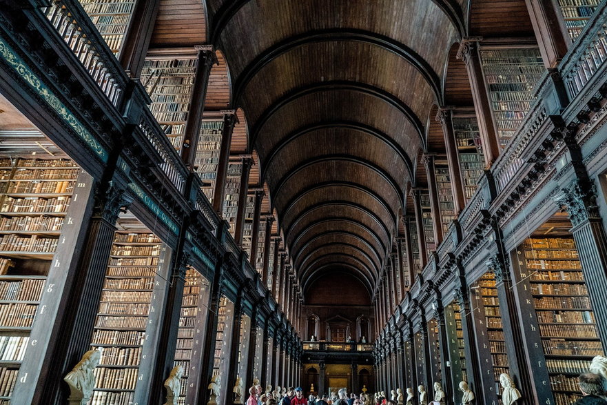 Biblioteka Trinity College założona w 1592 r. w Dublinie jest największą w Irlandii