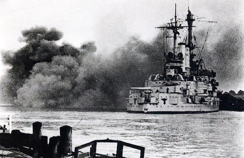 Niemiecki pancernik „Schleswig-Holstein” ostrzeliwuje Gdynię z portu w Gdańsku, 13 września 1939 roku