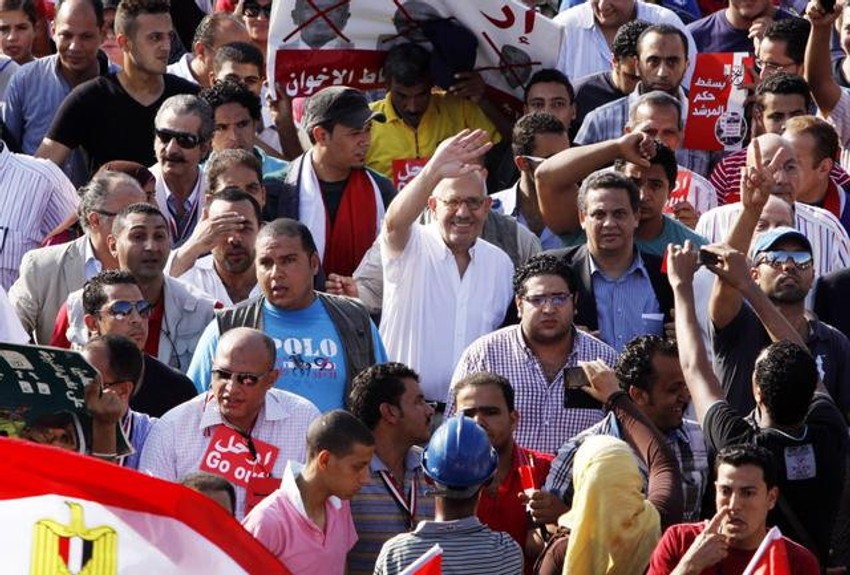 Mohamed el Baradej (C, u beloj košulji) na protestima u Kairu 30. juna