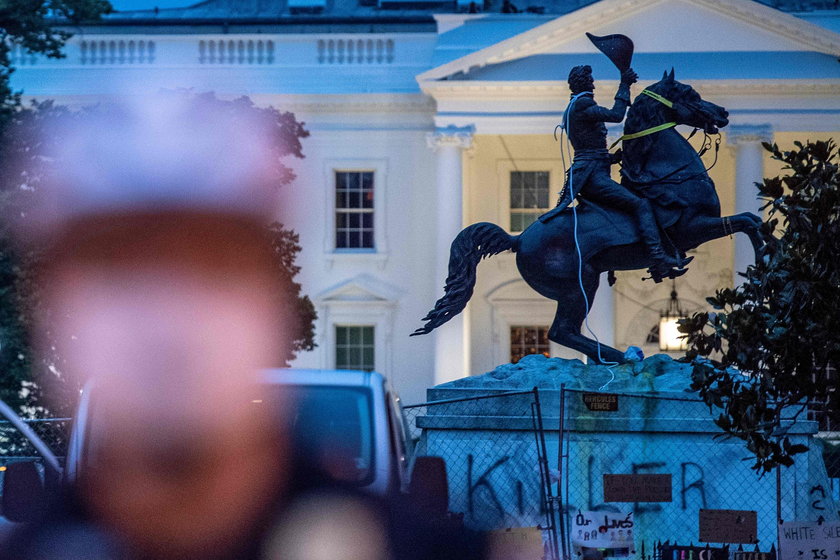 Protestujący próbowali obalić pomnik Jacksona.