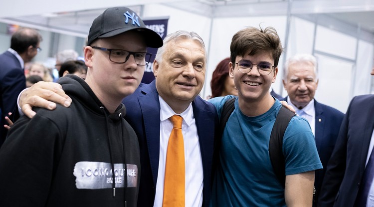 Orbán Viktor a Magyar Kereskedelmi és Iparkamara és a Nemzeti Agrárgazdasági Kamara XV. Szakma Sztár Fesztiváljának megnyitóján a budapesti Hungexpón 2022. április 25-én. 