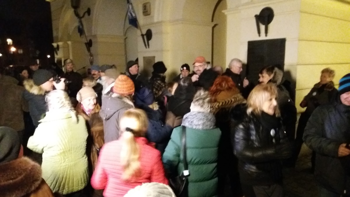 Kilkadziesiąt osób wzięło udział w spontanicznym proteście przeciwko upublicznianiu wizerunków osób uczestniczących w demonstracji przed Sejmem 16 grudnia ub.r. Przed Komendę Stołeczną Policji przynieśli… szczoteczki i pasty do zębów. Złożyli też oświadczenia, że on również brali udział we wspomnianej manifestacji na Wiejskiej.