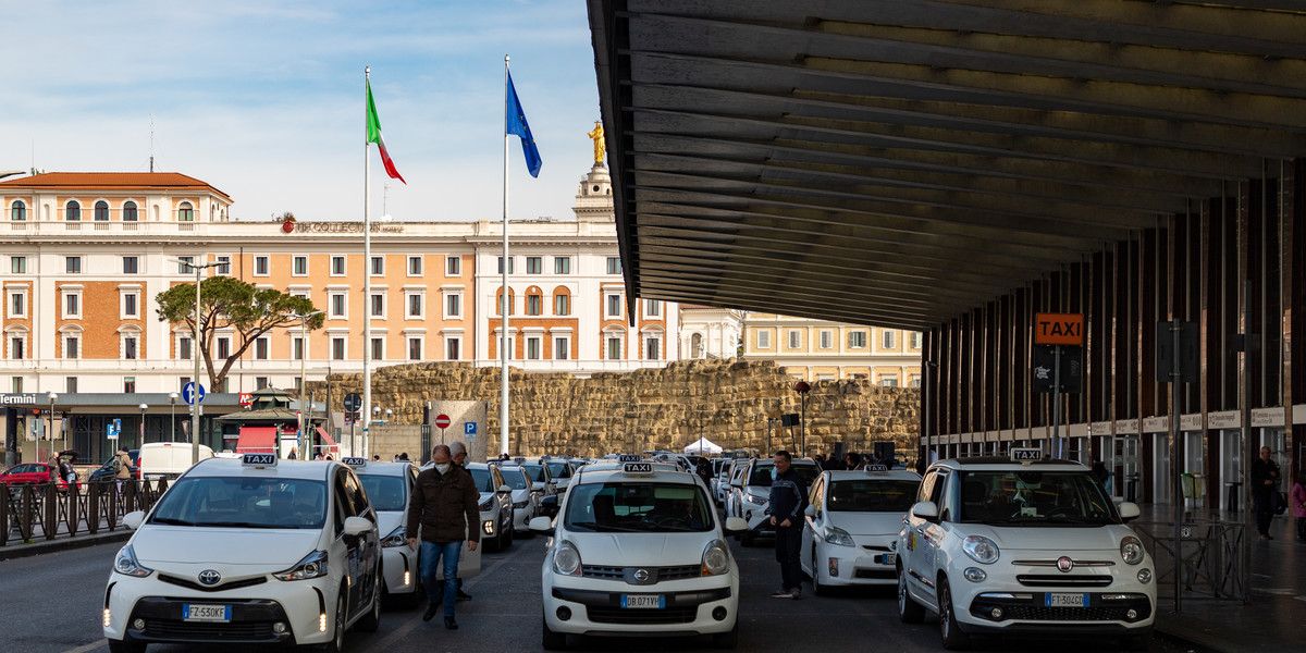 Taksówki na dworcu Roma Termini.