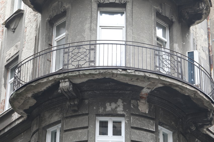 Ukras koji je pao na trotoar u Gračaničkoj ulici