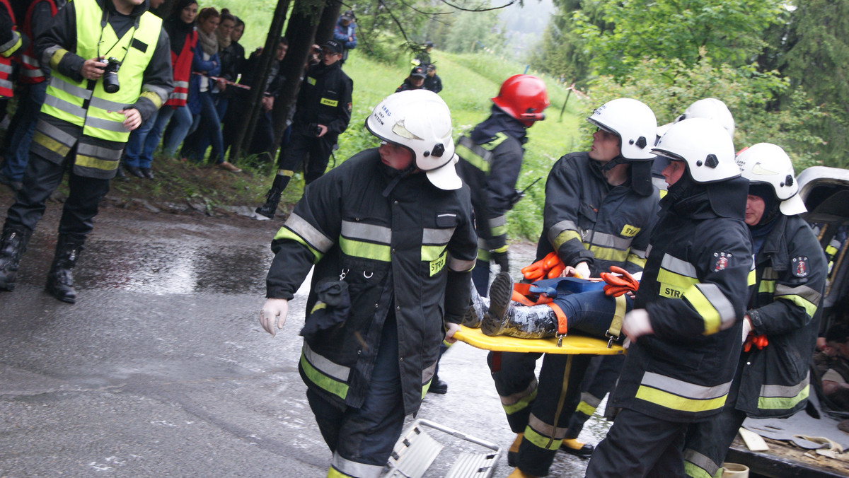 Jedna osoba zginęła, niemal 30 zostało rannych na skutek czołowego zderzenia dwóch busów w rejonie doliny Kościeliskiej. W akcji ratunkowej uczestniczyli ratownicy z całego powiatu. Na szczęście były to tylko ćwiczenia służb ratowniczych z powiatu tatrzańskiego.