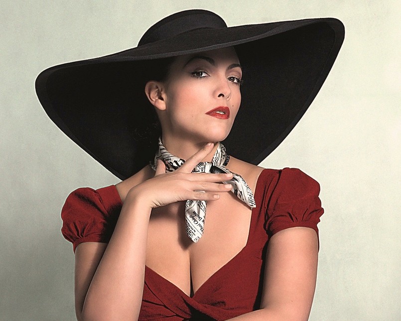 Holenderka Caro Emerald zdobyła międzynarodową popularność, prezentując nowoczesną mieszankę swingu, jazzu i mambo. Jej debiutancka płyta "Deleted Scenes From The Cutting Room" znalazła ponad milion nabywców w całej Europie i została uhonorowana specjalną Platinum Europe Award. A teraz równie dużym powodzeniem cieszy się nowy krążek "The Shocking Miss Emerald"