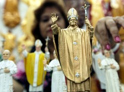 Rzymska straż miejska konfiskuje nielegalne pamiątki z beatyfikacji