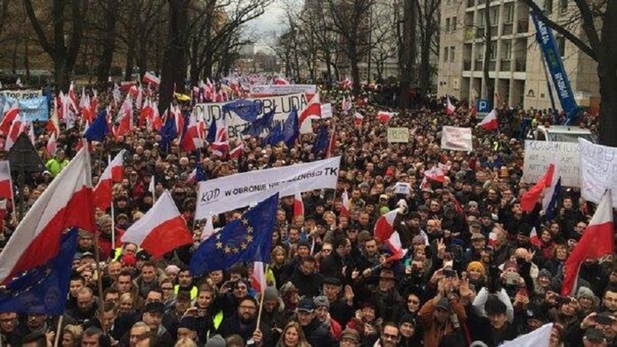 "Donald matole, Twój rząd obalą kibole" - to było podpalanie Polski. "Ty pajacu, precz z Pałacu!", "Precz z kaczorem - dyktatorem" - to wyszli inteligenci walczyć o wolność i demokrację.