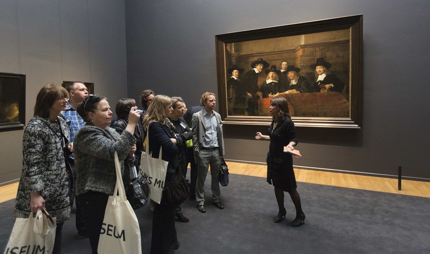 Vodič posetioce upoznaje sa detaljima iz Rembrantove biografije