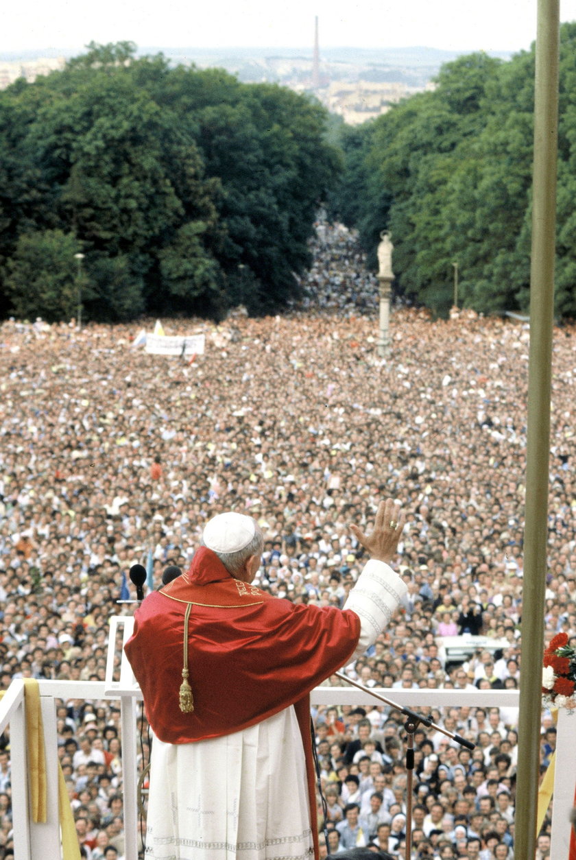Częstochowa czerwiec 1979. Papież Jan Paweł II odprawia mszę na jasnogórskich Błoniach