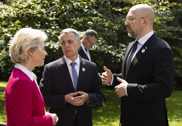 Ignazio Cassis, Ursula Von der Leyen i Denys Shmyhal. W Lugano trwa dwudniowa konferencja poświęcona powojennej odbudowie Ukrainy